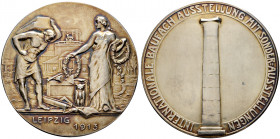 Sachsen-Leipzig, Stadt. 
Leicht vergoldete Silbermedaille 1913 von B.H. Mayer, auf die Internationale Baufach-Ausstellung in Leipzig. Arbeiter mit St...