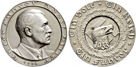 Drittes Reich. 
Mattierte Silbermedaille 1938 von F. Beyer, auf die Ereignisse der Jahre 1933-1938. Büste Hitlers nach rechts / Adlerkopf auf Hakenkr...