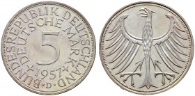 Bundesrepublik Deutschland. 
5 Deutsche Mark 1957 D. Kursmünze. J. 387. Auflage: 100 Exemplare seltenes Prachtexemplar mit leichter Tönung, Polierte ...