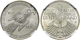 Bundesrepublik Deutschland. 
5 Deutsche Mark 1952 D. Germanisches Museum. J. 388. In Plastikholder der NGC (slabbed) mit der Bewertung MS 64 vorzügli...