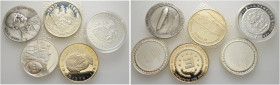 LOTS. 
Ca. 45 Stücke: Medaillen in Silber, Bronze/Kupfer, Neusilber und Porzellan auf verschiedenste Anlässe und Gegebenheiten, zumeist unedles Metal...