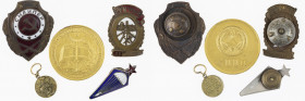 Soviet Union. 
5 medals/badges. A mix of originals and reproductions.

1) Kurland 1919.
Gilt bronze miniature commemorative medal. 16,1 mm. 3,1 gr...