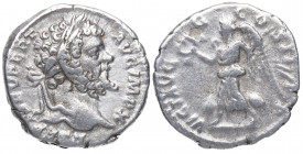 198 d.C. Septimio Severo. Roma. Denario. DS 4122 t. Ag. 2,78 g. VICT AVGG COS II PP. Victoria avanzando a izquierda. MBC+. Est.60.