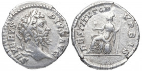 207 d.C. Septimio Severo. Roma. Denario. DS 4131 f. Ag. 2,88 g. RESTITVTOR VRBIS. Roma sentada a izquierda. MBC+. Est.60.