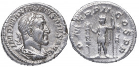 236 d C. Maximino I. Roma. Denario. RSC 51 – RIC 2. Ag. 3,55 g. PM TR P II COS PP. Emperador entre estandarte. MBC+. Est.60.