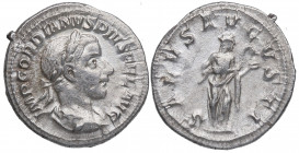 240 d.C. Gordiano III (238-244 d.C). Roma. Denario. RSC 325 – RIC 129A. Ag. 3,28 g. SALVS AVGVSTI. Salud a derecha dando de comer a serpiente. EBC- / ...