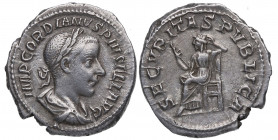 240 d.C. Gordiano III (238-244 d.C). Roma. Denario. RSC 340 – RIC 130. Ag. 3,79 g. SECVRITAS PVBLICA. Seguridad sentada a izquierda. MBC+. Est.70.