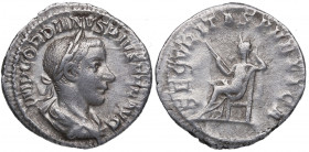 240 d.C. Gordiano III (238-244 d.C). Roma. Denario. RSC 340 – RIC 130. Ag. 2,98 g. SECVRITAS PVBLICA. Seguridad sentada a izquierda. MBC+. Est.70.