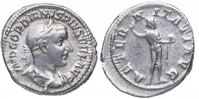 241 d C. Gordiano III (238-244 d.C). Roma. Denario. RSC 39 – RIC 111. Ag. 3,69 g. AETERNITATI AVG. Sol a izquierda con orbe. EBC-. Est.65.