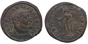 302-303 d.C. Constancio I Cloro (293- 305). Treveri. Nummus. RIC VI Treveri 530a. Ae. 8,76 g. CONSTANTIVS NOBIL C, cabeza laureada y coraza mirando a ...