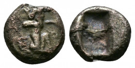 (0.57g 9mm Silver) PERSIA, Achaemenid Empire. temp. Darios I to Xerxes I. Circa 505-480 BC. Sixth Siglos Sardes mint 
 Persian king or hero, wearing k...