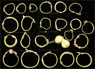 Rom
Goldschmuck der römischen Kaiserzeit
23 römische Ohrringe (7 Paare und 9 Einzelstücke). Gesamtgewicht 21,80 g.
sehr schön
Provenienz: westfäl....