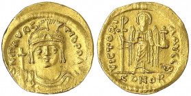Kaiserreich
Mauricius Tiberius, 582-602
Solidus 582/602, Constantinopel, 2. Off. Büste mit Kreuzglobus v.v./VICTOR AVGG B Victoria steht v.v. mit Ch...