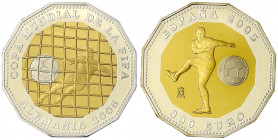 Spanien
Juan Carlos I., seit 1975
300 Euro GOLD/Silber Bimetall 2005 auf die Fussball WM 2006 in Deutschland. 17,26 g Feingold und 11,54 g 925er Sil...