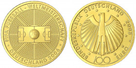 Euro, ab 2002
100 Euro 2005 D, zur Fussball-WM 2006. 1/2 Unze Feingold. In Originalschatulle mit Zertifikat.
Stempelglanz. Jaeger 516.
