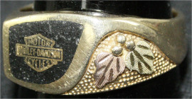 Fingerringe
Amerikanischer Herrenring, Gelbgold 400/1000 mit schwarz hinterlegtem Harley Davidson Emblem. Ringgröße 22; 7,46 g. Im Originaletui