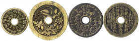 China
Amulette
4 alte Bronzegussamulette: 3 Varianten zu den 8 Trigrammen des Fu Hsi, 1 weiteres. Alle mit Rundloch.
meist sehr schön