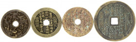 China
Amulette
4 Bronzeguss-Rundamulette, 46 bis 63 mm. Meist mit den 8 Trigrammen des Fu Hsi, einmal mit Hirsch. Teils spätere Güsse nach Vorlage d...