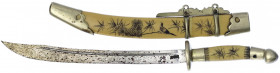 China
Varia
Säbelminiatur in Form eines chinesischen Dao ( 刀) der späten Qing-Zeit, um 1900. Klinge Eisen mit chin. Herstellerangabe, sowie Hammer u...
