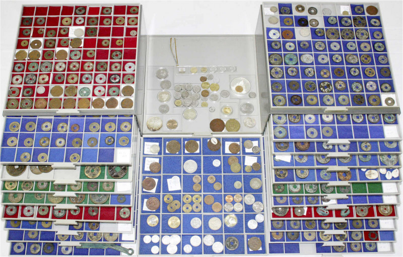China
Lots bis 1949
Sammlung in 2 Bebakästen und 4 weiteren Schubern. Cashmünz...