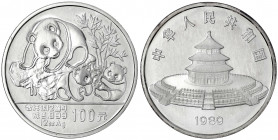 China
Volksrepublik, seit 1949
100 Yuan 12 Unzen Silbermünze 1989. Panda mit zwei Jungtieren. In original Holzschatulle (leichte Gebrauchsspuren), m...