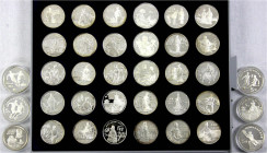 China
Lots der Volksrepublik China
36 Silbergedenkmünzen aus 1983 bis 1993. 5 Yuan Marco Polo 1983, 3 versch. 5 Yuan Fußball 1989 und 2 X 1990, 10 Y...