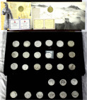 China
Lots der Volksrepublik China
Holzschatulle mit 27 Silbermünzen (17 X 5 Yuan Gedenk aus 1984 bis 1997, u.a. 1988 Abfahrtsläufer, 2 X Panda 1997...