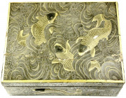 Japan
Varia
Grosse Holzschatulle mit reliefartig gearbeiteten Kois, deren Augen als Einlegearbeiten. Mit einem Innentableau. 41 X 32 X 15 cm.
Decke...