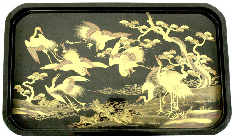 Japan
Varia
Grosses Lacktablett mit Kranichen in Landschaft in Maki-e-Technik....
