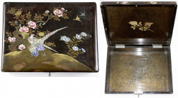 Japan
Varia
Rechteckige Lackschatulle. Holz mit Blumen und Pfau in Nashiji- und Maki-e-Technik. 39 X 29,5 X 12 cm. Schloss defekt (mit Schlüssel).
...