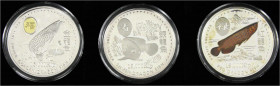 Laos
Republik, seit 1975
Schatulle mit 3 Silbermünzen: 15000 Kip 2000 Goldener Drachenfisch, 2001 Silberner Drachenfisch und Roter Drachenfisch. Tei...