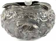 Myanmar (Burma)
Varia
Runder, fein getriebener Silber-Ascher, Motive Elefant, Pfau, Löwe. Durchmesser 65 mm; gestempelt "Burma 95% silver". 43,5 g....