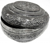 Myanmar (Burma)
Varia
Getriebene Deckeldose, Silber, frühes 20. Jh. Für Betel. 14 X 9 cm. 255,57 g
