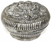 Thailand
Chakri-Dynastie Bangkok, seit 1782
Fein getriebene Silberdose mit Deckel, 19. Jh. Motiv Königskrone. Durchmesser 75 mm, 48,0 g.
vorzüglich...