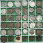 Tibet
Schuber mit 83 Münzen des 19. und frühen 20. Jh. 17 X Tanka Silber, 14 X 10 Srang Silber, 1 X 3 Srang Silber, ansonsten Kupfermünzen.
untersch...