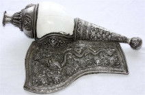 Tibet
Shankha (शङ्ख, ein Horn, eines der Attribute des Vishnu), 20. Jh. Haus der echten Birnschnecke (Turbinella pyrum), eingearbeitet in Kupfer- und...