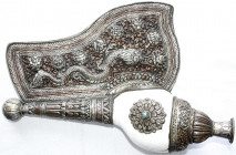Tibet
Shankha (शङ्ख, ein Horn, eines der Attribute des Vishnu), 20. Jh. Haus der echten Birnschnecke (Turbinella pyrum), eingearbeitet in teilversilb...