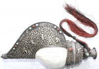 Tibet
Shankha (शङ्ख, ein Horn, eines der Attribute des Vishnu), um 1900. Haus der echten Birnschnecke (Turbinella pyrum), eingearbeitet in Kupfer- un...
