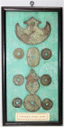 Vietnam-Annam
Lots
Hölzerne Schautafel mit Seidenbespannung "Vietnamese's Ancient Money" mit 6 Vanh-Münzen und 3 Amulett-Nachgüssen (teils gelocht)....