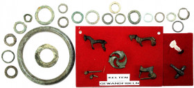 Kelten
Konvolut keltischer Artefakte: 5 Bronze-Fibeln (eine gebrochen), 1 Armreif, 20 Rouelles. Besichtigen.
Provenienz: süddeutsche Sammlung