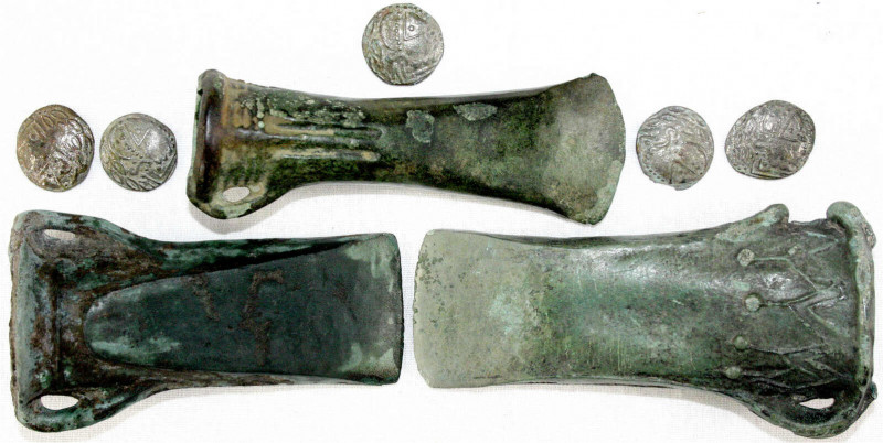 Kelten
3 keltische Bronzeäxte der Zeit um 700 v. Chr. Längen 114, 97 und 110 mm...