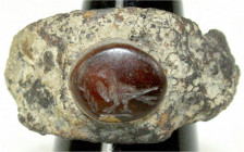 Rom
Objekte aus Bronze
Fingerring mit Karneolgemme, 1.-3. Jh. Darstellung stehender Adler und Zweig. 24 X 22 X 13 mm, Gemme 10 X 8 mm.
Provenienz: ...