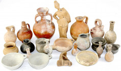 Lots
Hochinteressanter Posten griech.-römischer und anderer Gebrauchskeramik. Insgesamt 23 Teile. Vasen, Tassen, Flaschen, Schalen, 1 Skulptur, etc. ...