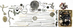 Lots
Interessanter Posten antiker Bronzeartefakte (eine Fibel, 2 Schlüssel, diverse Nadeln und Kleinwerkzeuge, 2 Gürtelschliessen, 2 Fingerhüte, eine...