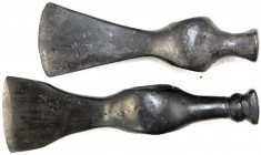 Lots
2 Eisen-Äxte der Alanen, einem nomadischen Sarmatenstamm, der sich zum Teil der Völkerwanderung der Hunnen anschloss. Längen 117 und 139 mm.
Pr...