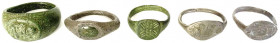Lots
5 Siegelringe: 3 X römisch aus Silber (2 graviert: Roma-Büste und sitzende Spes mit Blume; 1 X mit grüner Gemme, stehende Honos), 2 X Bronze: gr...