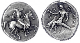 Kalabria
Tarent
Nomos 332/302 v. Chr. Nackter Reiter r. mit Speer, darunter ΣA/TAPAΣ. Taras auf Delphin l., hält Kantharos, links unter dem Arm Σ, ü...