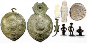 Zusammenstellungen/Lots
9 Teile: 4 figürliche Ashanti-Goldstaubgewichte, eine prachtvolle zweiteilige (vermutlich islamische) Koppelschnalle, 2 Figur...