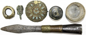 Zusammenstellungen/Lots
6 Teile: Speerspitze Eisen mit Messingverzierung, Messingbrosche, massiver Messing-Fingerring der Ashanti, Nashornkäfer-Brosc...