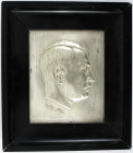 Drittes Reich
Versilberte Bronze-Reliefplakette o.J. im schwarzen Holzrahmen. Kopf Adolf Hitler r. 25,7 X 29 cm.
vorzüglich, kl. Kratzer